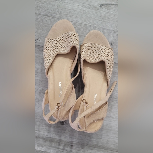 Women's Clogs - Picture 7 of 16